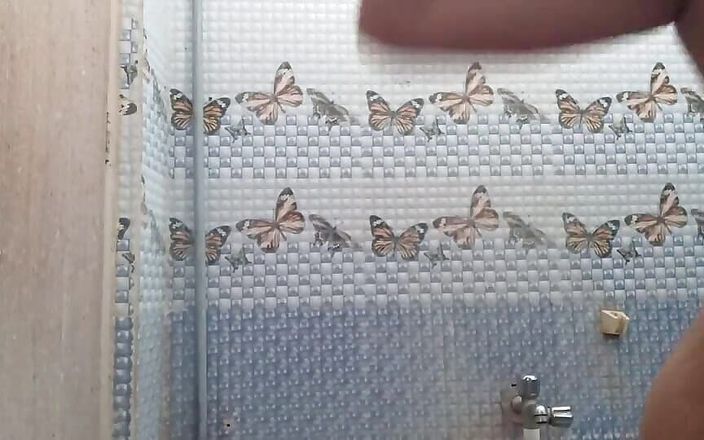 Sexynageena: Une tatie telugu prend une douche et se doigte la...