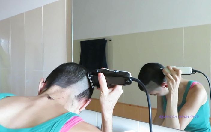 Rebecca Diamante Erotic Femdom: Italiensk tjej rakar huvudet till noll