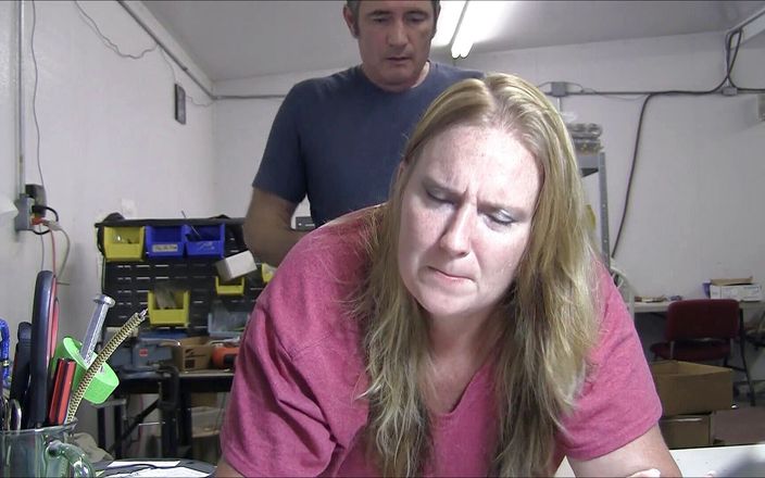 Vibra King Video: Jennifer este futută peste o masă la serviciu