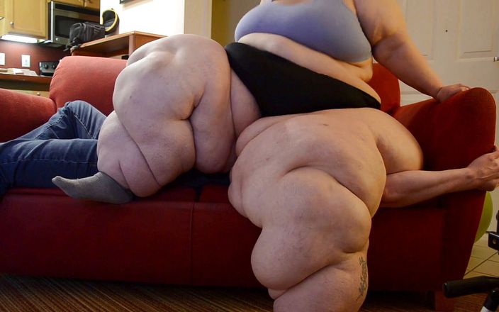 Full Weight Productions: Ssbbw bobbi jo giẫm đạp thất bại &amp;amp; ngồi xổm ghế sofa
