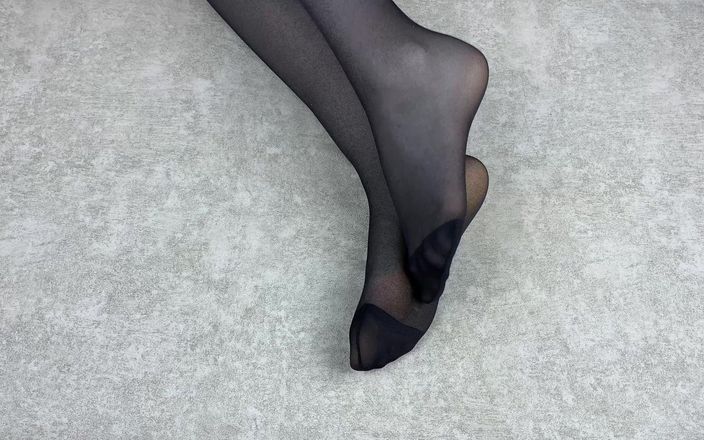 Gloria Gimson: Herrin streichelt ihre füße in schwarzer nylon-strumpfhose