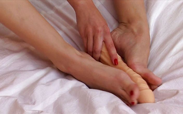 Radical pictures: Sexy adolescente brinca com vibrador com os pés