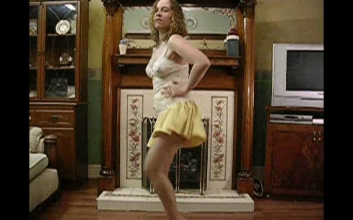 Horny vixen: Haleys striptease danza en minifalda y pantimedias