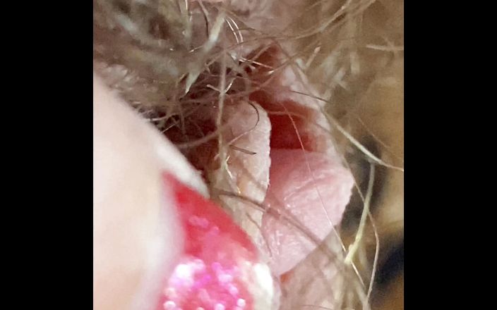 Cute Blonde 666: Extrémní záběr zblízka na moji chlupatou kundičku a obrovský klitoris