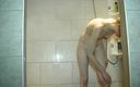 Flash Model Amateurs: La ragazza magra si sta radendo la figa in bagno