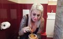 Fetish Videos By Alex: Une MILF blonde tatouée mange des spaghettis dans les toilettes
