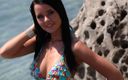 Bravo Models Media: 928 Krásná brunetka Mia Manarote v plážový striptýz