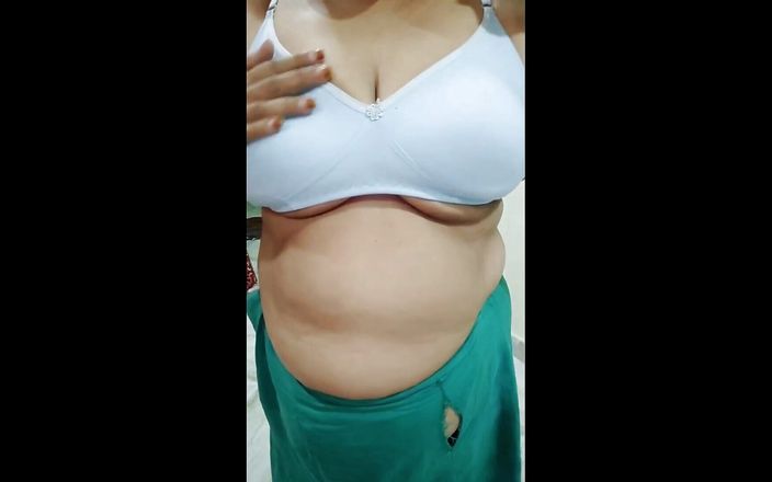 Sexy dimple: 印度大胸部阿姨秘密裸体在电话中为继兄展示