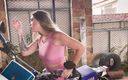 Sara Blonde: Amante de la moto