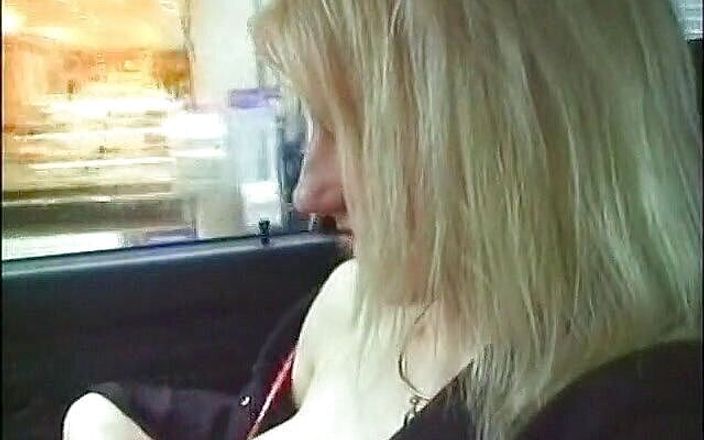 Java Consulting: O blondă cu țâțe mari ia muie în mașină