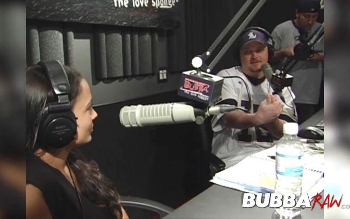 Bubba Raw: Le ragazze della porta accanto mostra figa. Shock jock radio