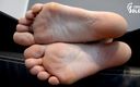 Czech Soles - foot fetish content: Betrapt op het ruiken van sportschoolsokken
