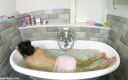 Faye Taylor: Pantalon en plastique dans la baignoire