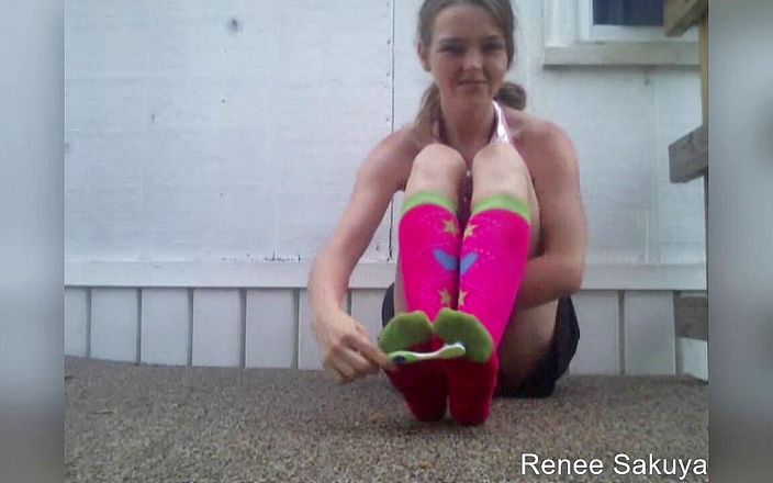 Renee Sakuyas Studio: Haar voeten buitenshuis kietelen in lange kniekousen met een tandenborstel