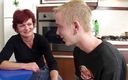 Moms With Boys: Bunicuței roșcate îi place să fie pulverizată pe față