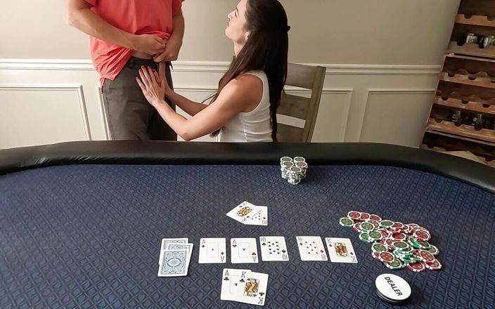 Little buff brunette: Poker girl jde do všech a prohry více než žetony