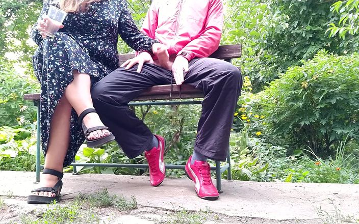 Our Fetish Life: Sexy MILFka honí velkého čůráka do sklenice v parku na lavičce