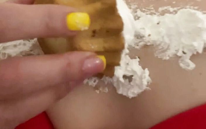 Monnycka: Dulce pastelito en tetas