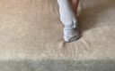 Gloria Gimson: Une fille caresse ses longues jambes dans des chaussettes grises