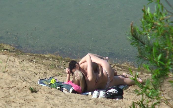 Teen gets fucked: 섹스하고 해변에서 자신을 즐기면서 염탐하는 젊은 나체주의자 커플