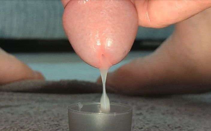 Edge leak drip: Aşırı yakın çekim yavaşça azdırıyor ve bir bardağa damlayarak sperm damlatıyor...