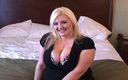Melon Juggler: Blonder pornostar mit massiven titten wird von einem geilen jungen...