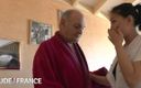 La France a Poil: Cachondo viejo pervertido le pide a su enfermera asiática que...