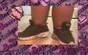 Sweety Racine: Ébano culona muestra pies grandes en zapatillas