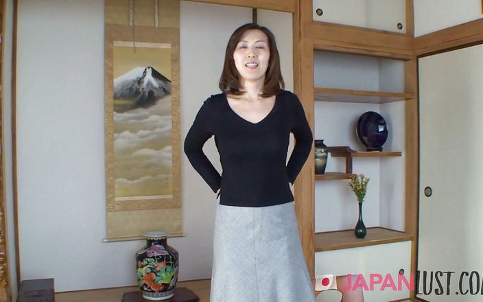 Japan Lust Gold: Matură japoneză zveltă are o gaură umedă pentru pulă