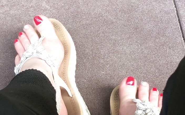 Goddess Misha Goldy: Sandale tachinând în aer liber cu unghii roșii și masturbare de la...