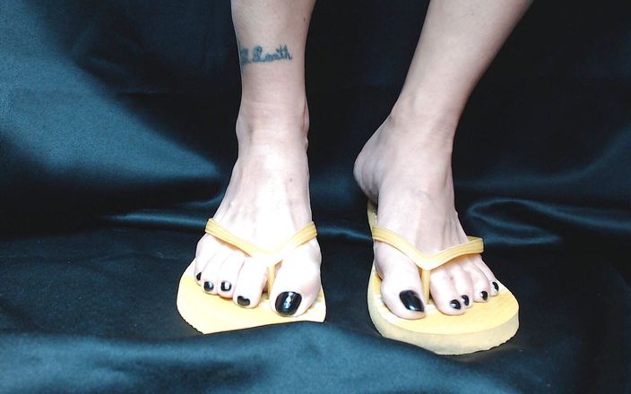 TLC 1992: Permaian sepatu closeup flipflops kuning