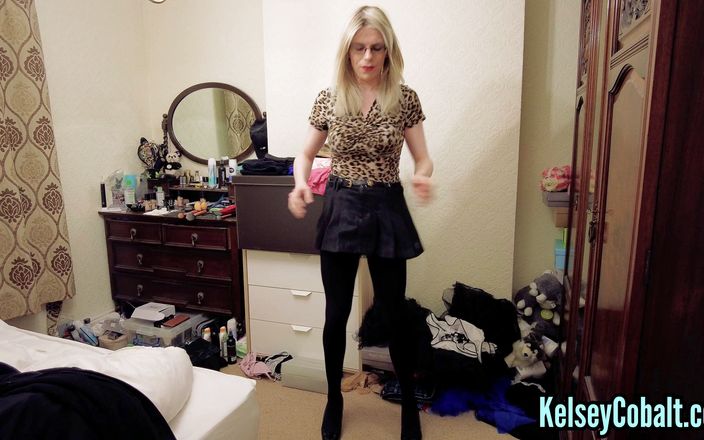 KelseyCobalt: Collants opaques dans ma chambre et éjaculation