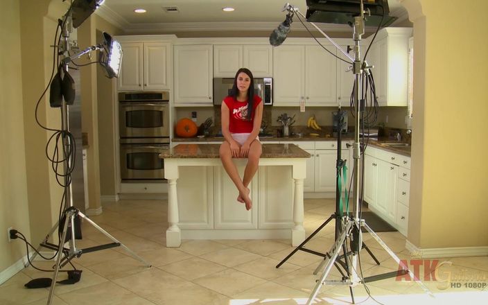 ATKIngdom: Интервью на кухне с беспектаклой брюнеткой Alannah Monroe делится личной информацией для поклонников