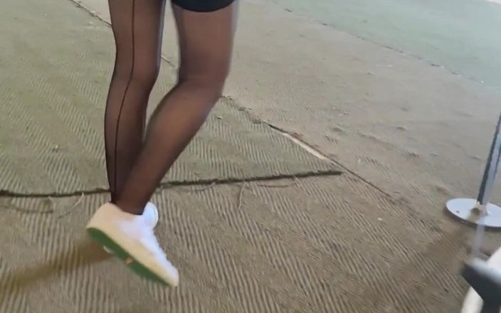 Lady Oups exhib & slave stepmom: Esibizionismo in micro gonna e calze sexy