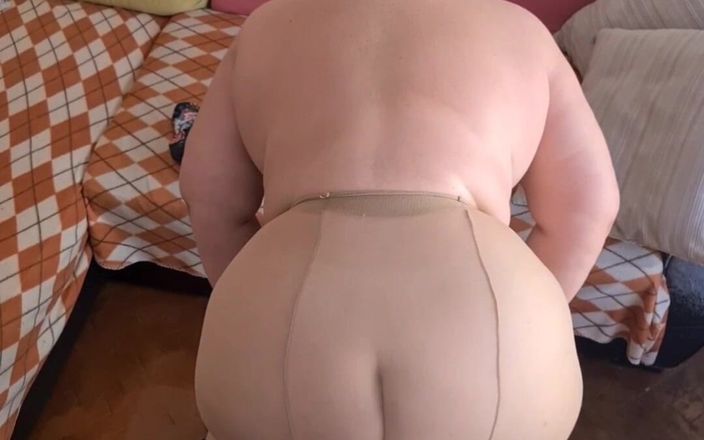 Busty granny: Tlustá babička s povislými velkými prsy a punčochami