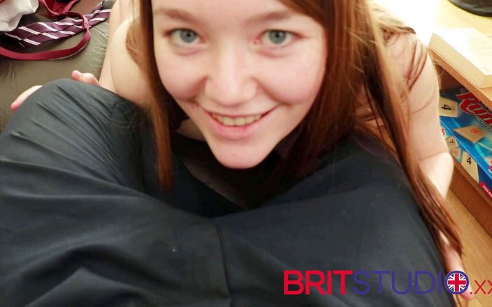 Brit Studio: 18살 베이비시터의 엉덩이를 따먹어
