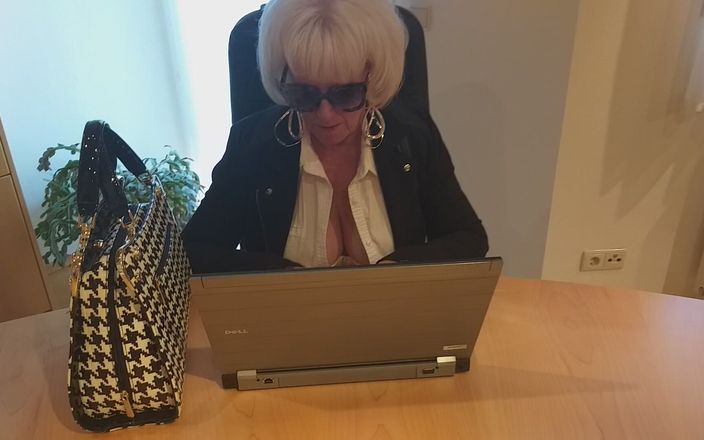 PureVicky66: Linda secretaria inserta un consolador durante el descanso