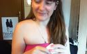 Nicoletta Fetish: Eu tento algumas fraldas absorvedoras e Tampax enche-as de vídeo...