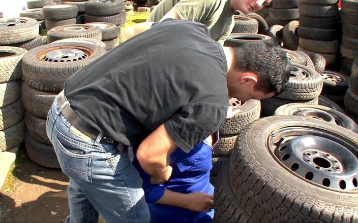 King Of Amateur: Doggystyle Workers at the Junkyard