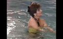 Vintage Climax: Brunette milf wordt geneukt na het zwemmen in het zwembad