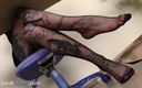 Best Nylon Feet Videos: Refen, secrétaire sexy, exhibe ses jambes et ses pieds recouverts...