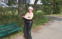 PureVicky66: Tysk mormor med enorma bröst blir kåt på en promenad...