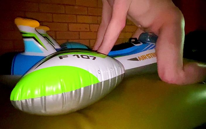 Aussie bi boy: Niebieski samolot uderzenia intex jebanie na łożu wodnym