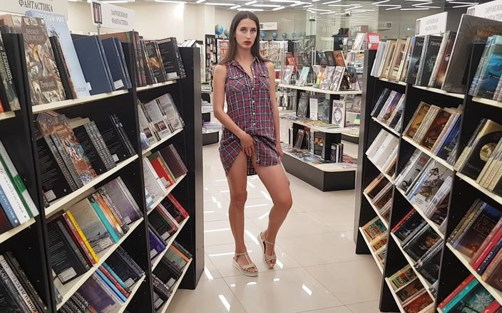 Sweet Buttocks: O femeie într-o librărie își arată pizda și curul