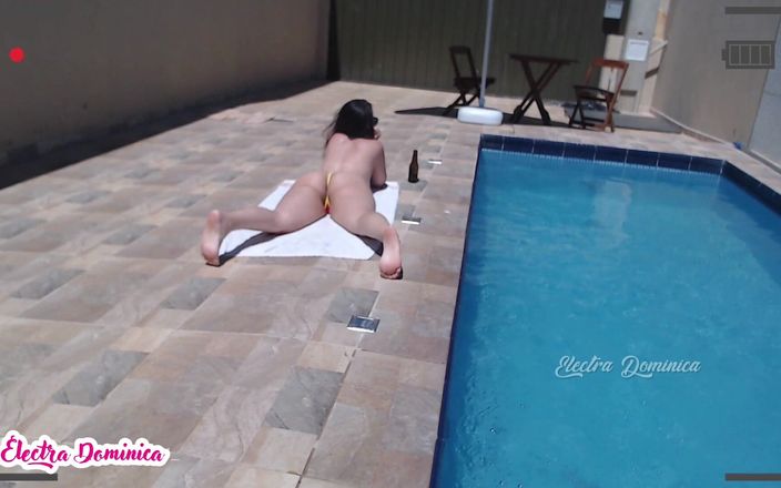 Curious Electra: Seksowna dziewczyna opalająca się przy basenie, idealne ciało, fetysz