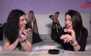 Best Nylon Feet Videos: Les magnifiques Petra et DollyC discutent et prennent une cigarette...
