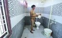 Desi Homemade Videos: Jonge Indische jongen kijkt naar rijpe tante in de badkamer