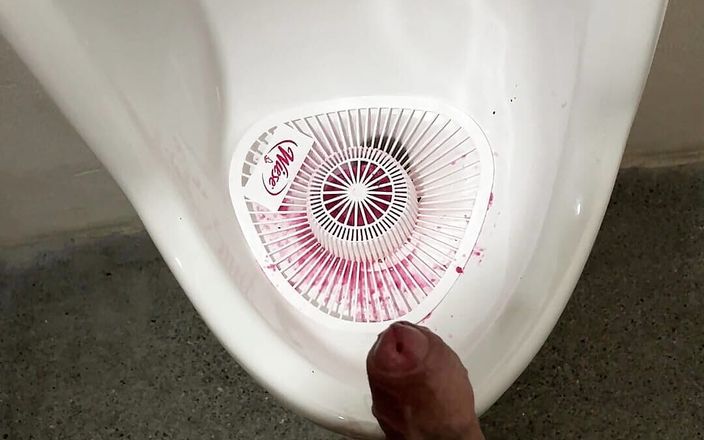Cock massage: Masturbarsi con piscio e sborrata in orinatoio