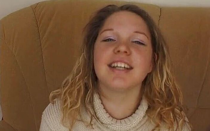Lucky Wankerz: Блондинка мастурбирует на своем первом кастинге в любительском видео