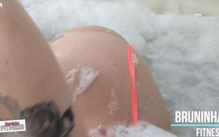 Bruninha fitness: Un maquereau blanc suce une bite dans la baignoire - POV
